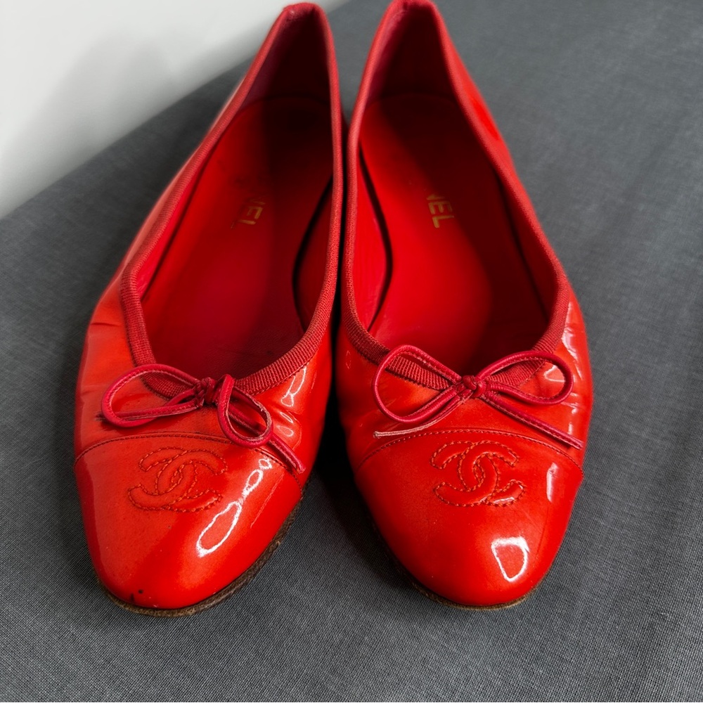 CHANEL - Women’s - Red Leather Patent Flats - Size 39(EU) - Picture 2 of 16